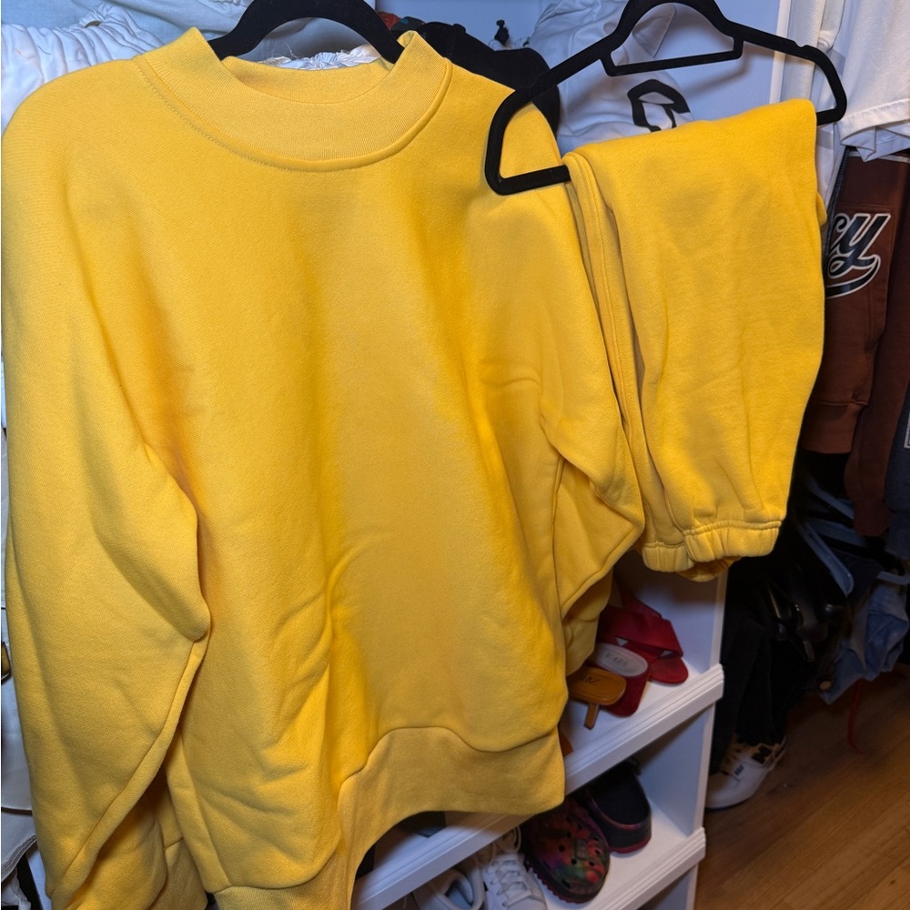 BeEyeconic Yellow Sweatshirt and Sweatpants Set